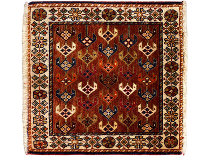 Tapis Poshti carré 60x55 cm, motifs géométriques rouge-brun, bleus et crème