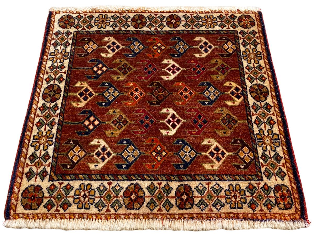 Tapis Poshti carré 60x55 cm avec champ rouge-brun et losanges bleu-rouge