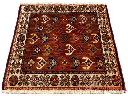Tapis Poshti carré 60x55 cm avec champ rouge-brun et losanges bleu-rouge