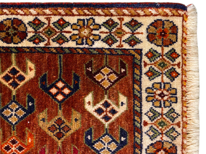 Tapis Poshti 60x55 cm Détail : bande ornementale et losanges centraux en brun rougeâtre