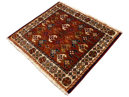 Tapis Poshti 60x55 cm à plat, motifs géométriques en rouge-brun, bleu et crème