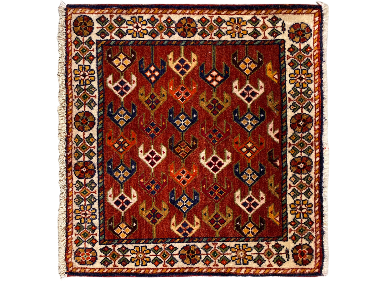 Tapis carré de 61x61 cm avec motif rouge central, bordure ornementale et franges