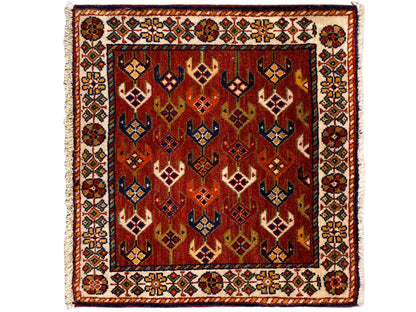Tapis carré de 61x61 cm avec motif rouge central, bordure ornementale et franges
