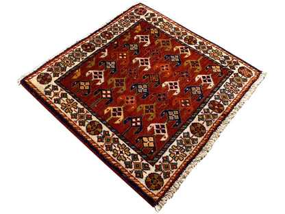 Tapis 61x61 cm à fond rouge avec des motifs géométriques colorés et une bordure tout autour
