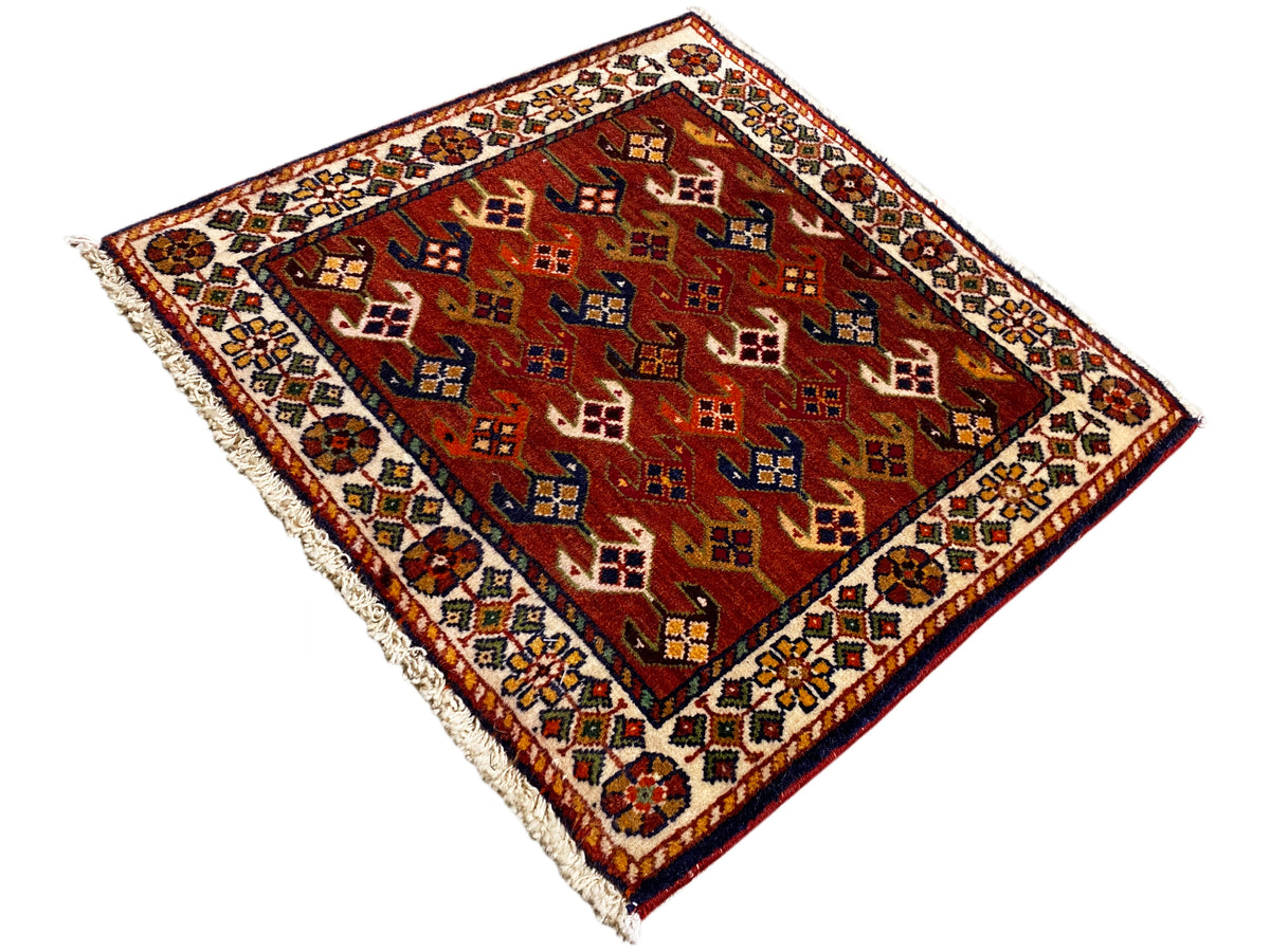 Tapis de 61x61 cm avec motif rouge, bordure multicolore et bords effilochés