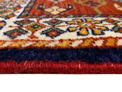 Bord de tapis à poil rouge, bordure sombre et bande à motifs ornementaux