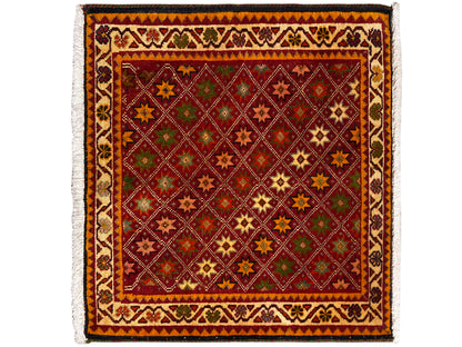 Tapis Poshti, rectangulaire, avec une décoration colorée ornée de motifs d’étoiles et de losanges dans le champ intérieur.