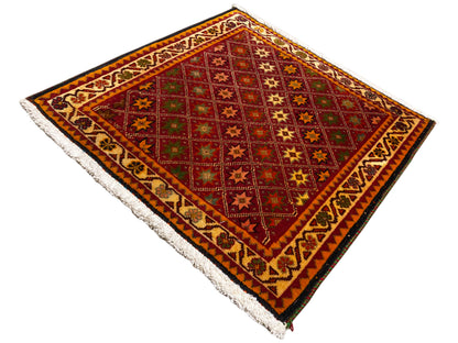 Tapis Poshti rectangulaire : motif multicolore avec bordures décoratives et franges dans le coin.