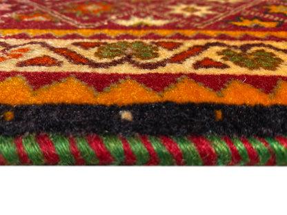 Détail du tapis Poshti sur le bord : franges colorées et poil court sur fond blanc.
