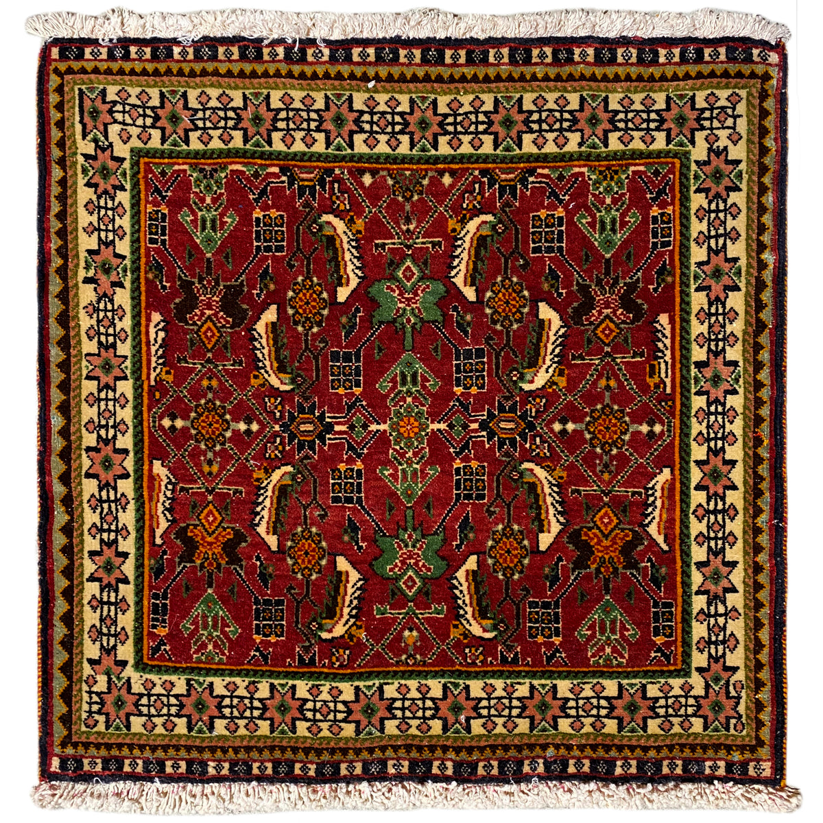 Tapis Poshti 63x61 cm avec motif rouge et vert, avec des franges sur le bord.