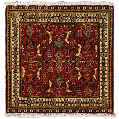 Tapis Poshti 63x61 cm avec motif rouge et vert, avec des franges sur le bord.