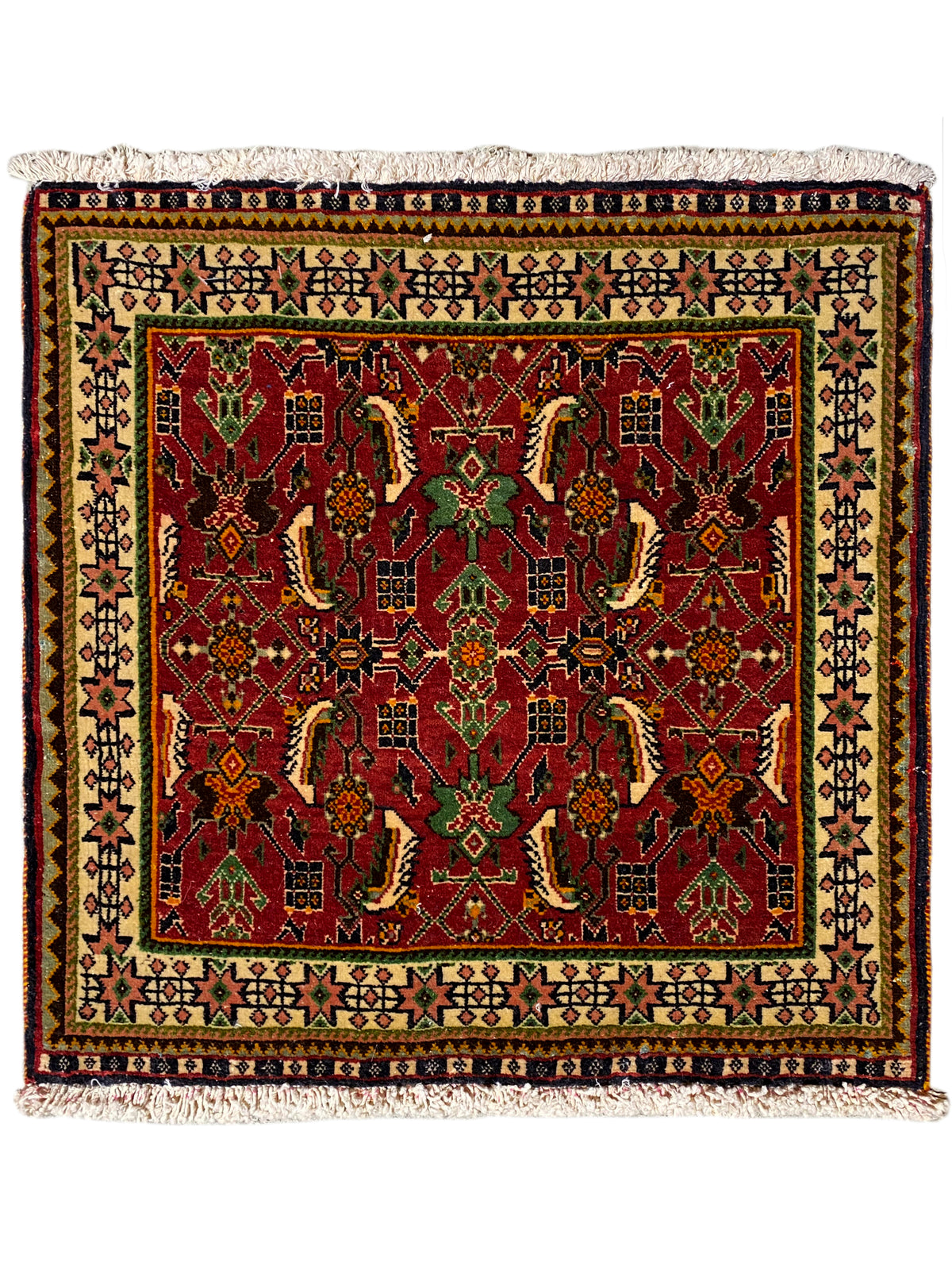 Tapis Poshti rectangulaire de 63x61 cm avec motif rouge, bordure multicolore et franges.