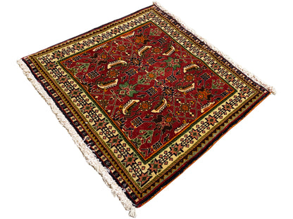 Tapis Poshti 63x61 cm, vue rapprochée en diagonale : tapis rouge avec ornements et franges.