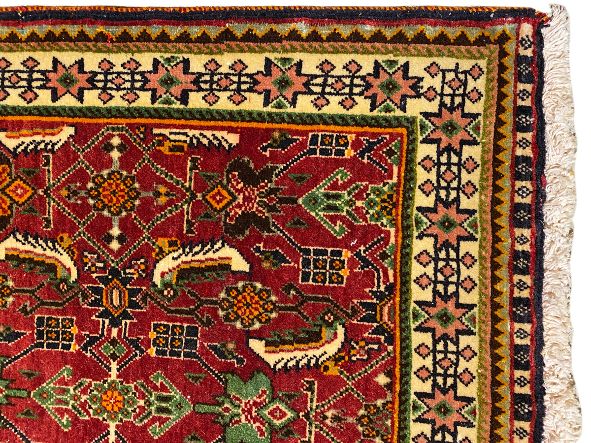 Tapis Poshti 63x61 cm Vue détaillée : champ ornemental rouge avec des motifs verts et jaunes.