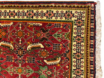 Tapis Poshti 63x61 cm Vue détaillée : champ ornemental rouge avec des motifs verts et jaunes.