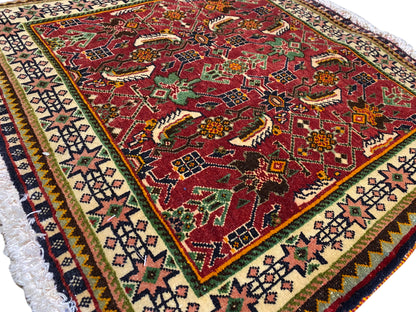 Tapis Poshti 63x61 cm, vue détaillée : motif rouge avec motifs animaliers/ornementaux et bordure.