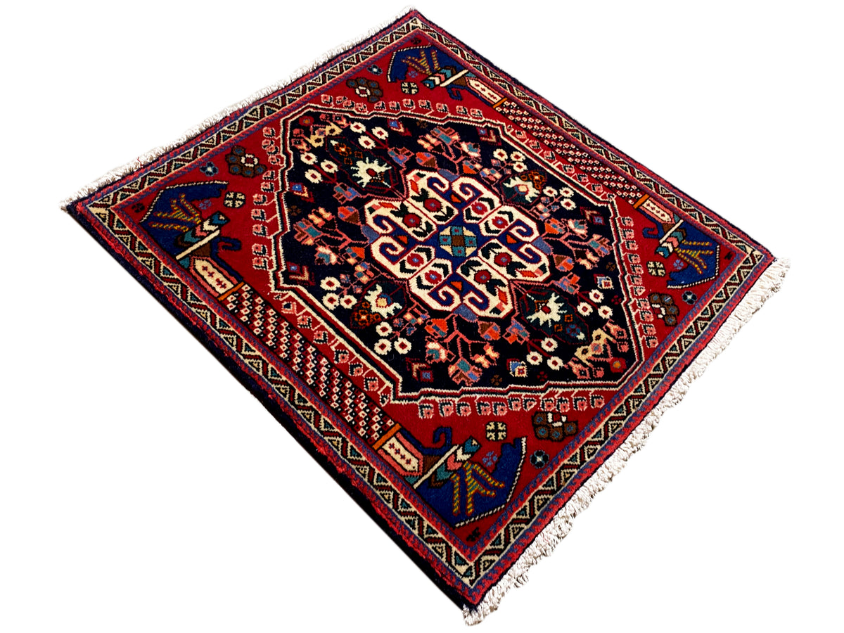 Tapis Poshti 66x63 cm, champ bleu foncé, bordure rouge et ornements floraux