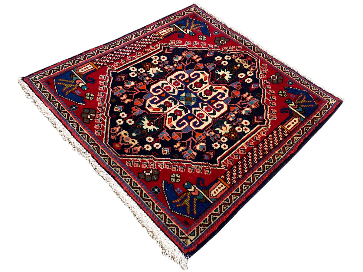 Tapis Poshti 66x63 cm, médaillons multicolores, fond sombre et bordure rouge
