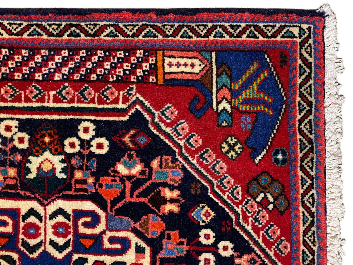 Gros plan d’un tapis Poshti de 66x63 cm : bordures, ornements et franges sur le pourtour