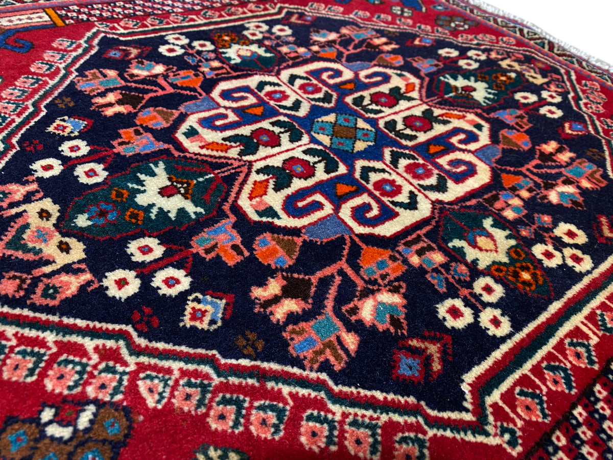 Tapis Poshti 66x63 cm vue rapprochée : ornement central, étoiles et losanges colorés