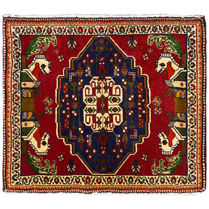 Tapis Poshti, motif de sol rouge avec médaillon bleu et figures animales
