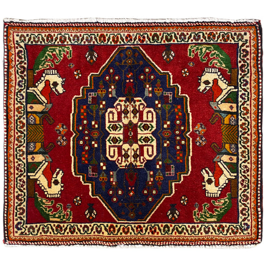 Tapis Poshti, motif de sol rouge avec médaillon bleu et figures animales