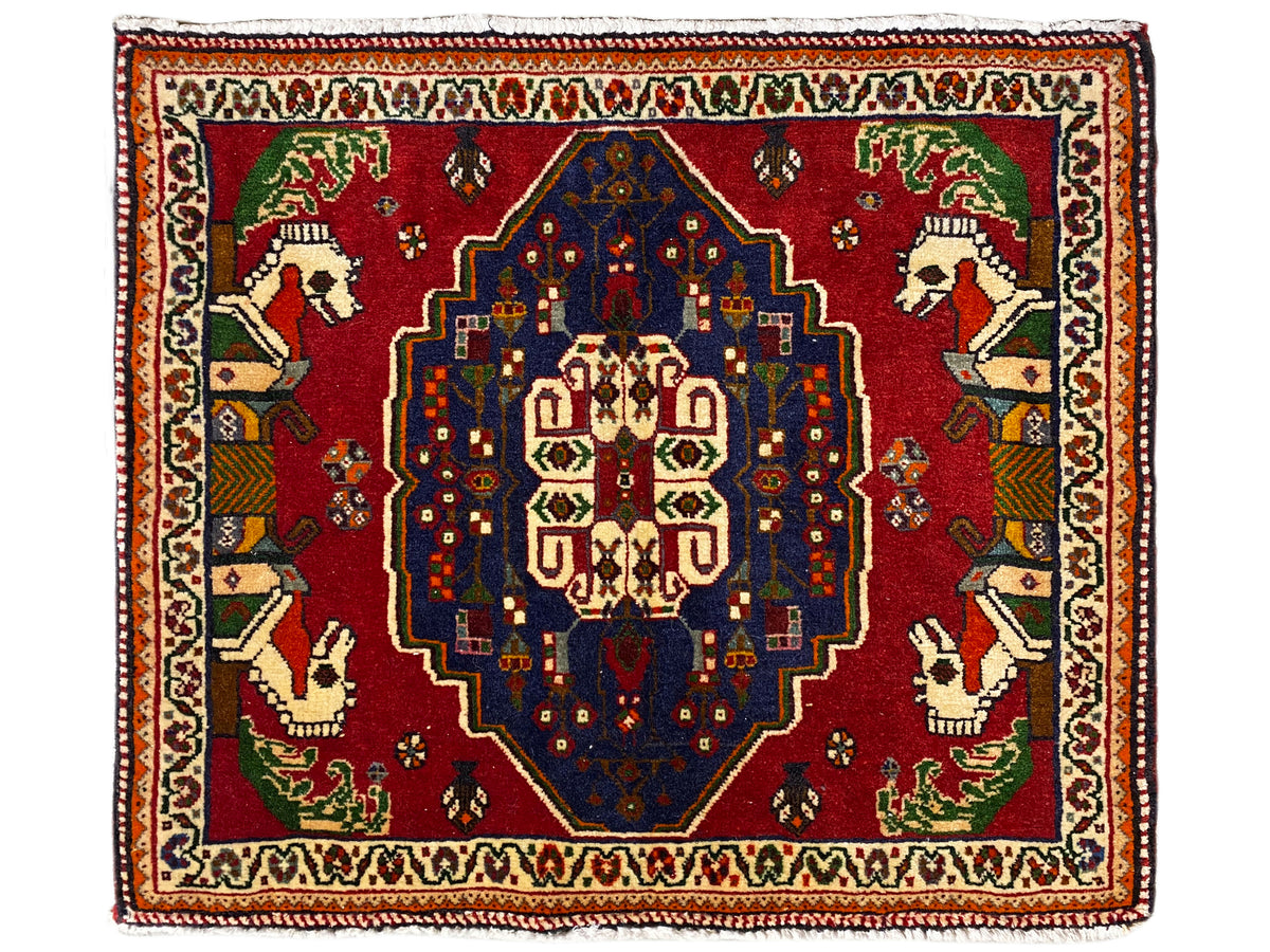 Tapis Poshti à fond rouge, médaillon central bleu et bordure décorative