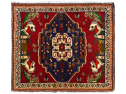 Tapis Poshti à fond rouge, médaillon central bleu et bordure décorative