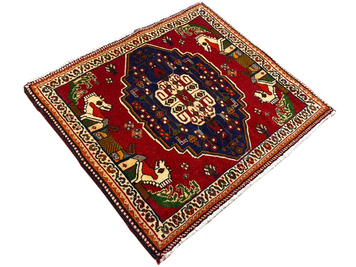 Tapis Poshti vu en losanges, champ rouge avec centre ornemental bleu
