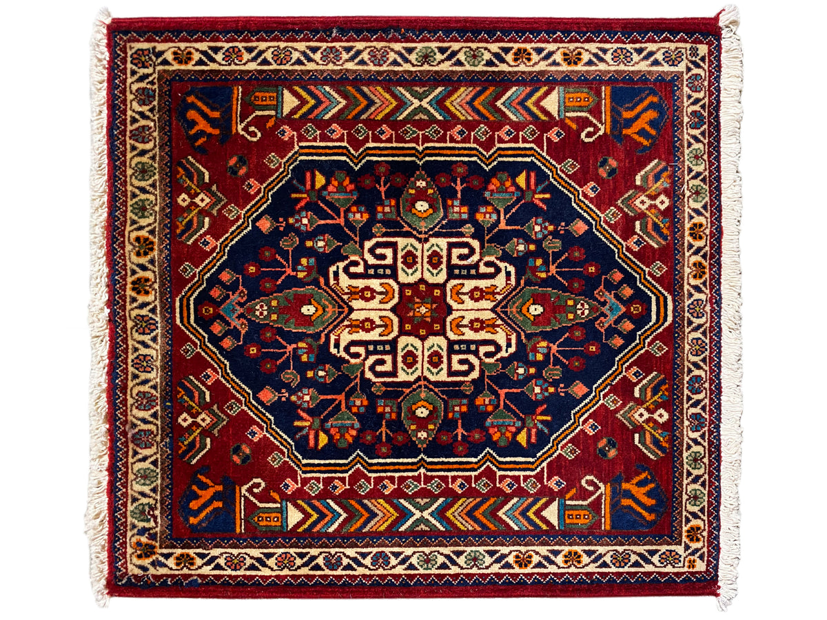 Tapis 63x60 cm bleu foncé à motif rouge, bordure et franges