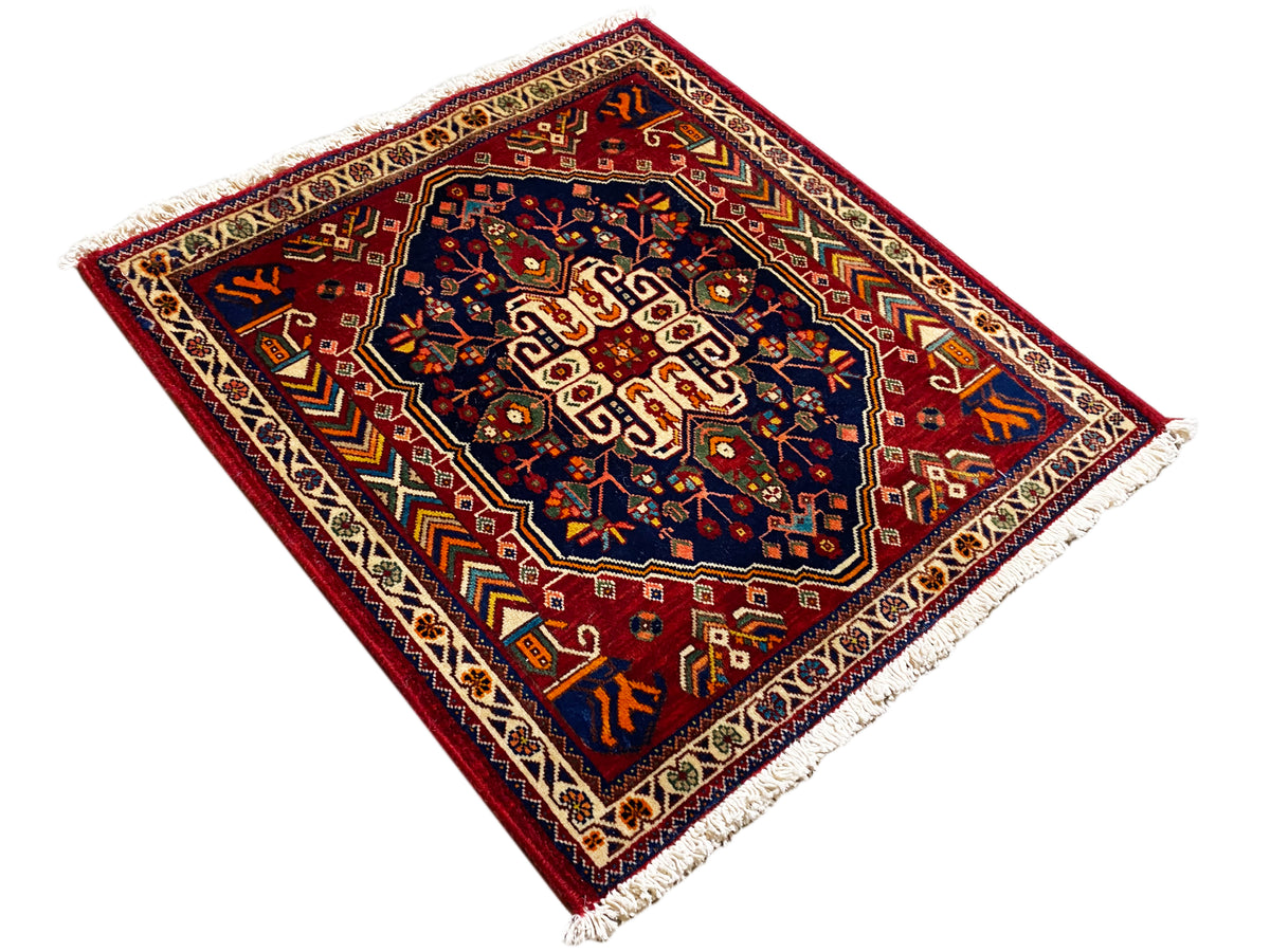 Tapis 63x60 cm avec motif ornemental géométrique, partie centrale bleue et franges