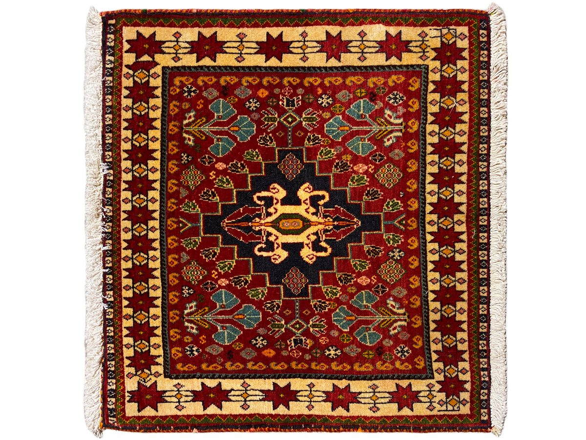 Tapis 60x58 cm : motif rouge, centre noir, bord coloré, franges