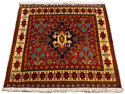 Tapis 60x58 cm rouge : bordure ornementale orientale, médaillon central noir, franges