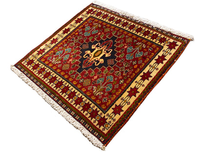 Tapis 60x58 cm, vue en diagonale : champ rouge avec centre noir, franges