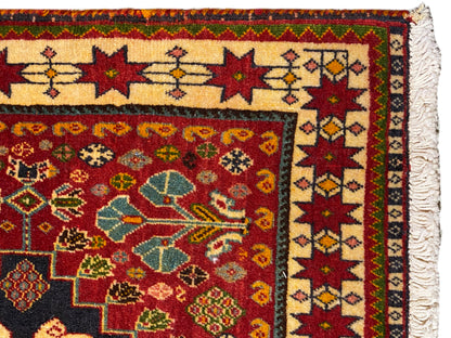 Tapis en détail : bordure multicolore et motifs ornementaux, bord latéral à franges