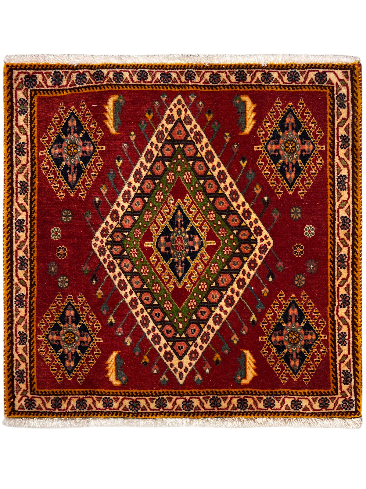 Tapis Poshti à fond rouge, motif géométrique en losanges et bordure décorative