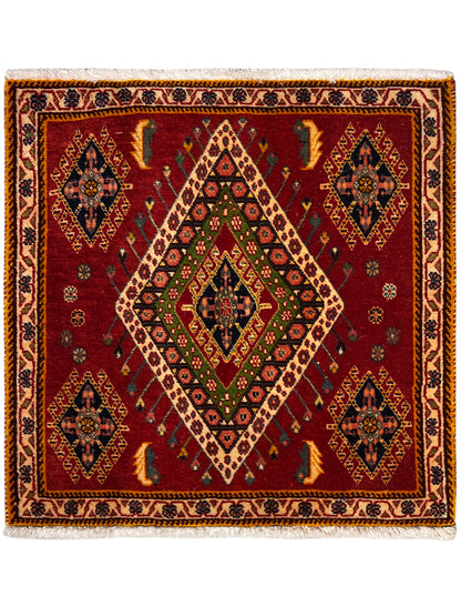 Tapis Poshti à fond rouge, motif géométrique en losanges et bordure décorative