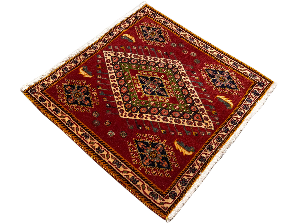 Tapis Poshti carré à fond rouge et médaillon central