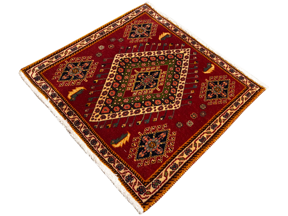 Tapis Poshti à fond rouge, médaillon central et bordure à motifs