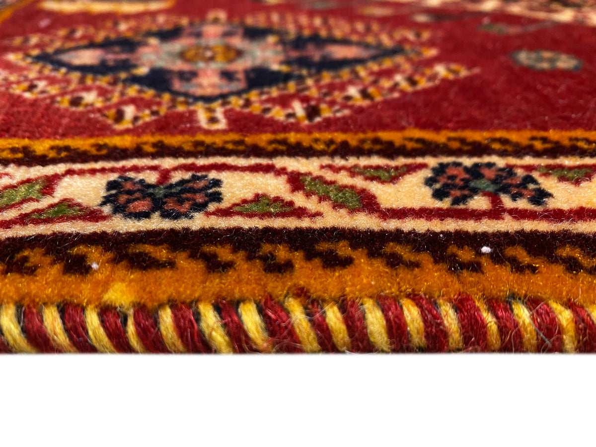 Détail du tapis Poshti sur le bord : franges et bordures multicolores