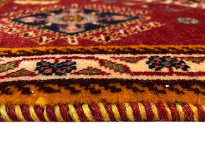 Détail du tapis Poshti sur le bord : franges et bordures multicolores