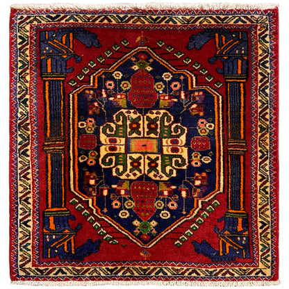 Tapis Poshti carré de 66x62 cm, motif rouge avec bordures décoratives bleu-jaune.