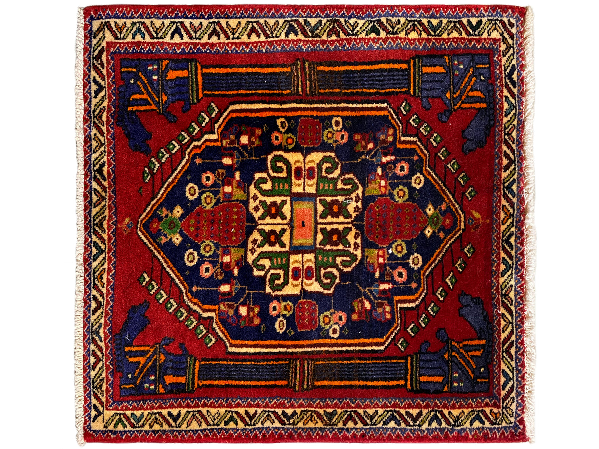 Tapis Poshti 66x62 cm avec médaillon central rouge et motif d’angle bleu.