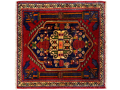 Tapis Poshti 66x62 cm avec médaillon central rouge et motif d’angle bleu.