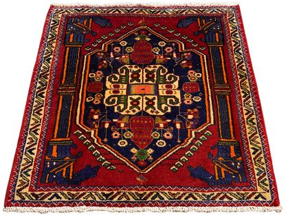 Tapis Poshti 66x62 cm posé à plat : médaillon central rouge orné de motifs géométriques.