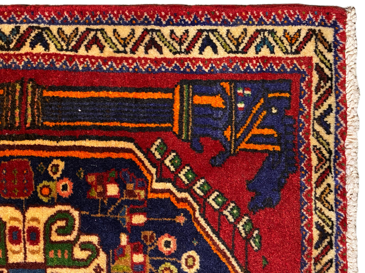 Tapis Poshti 66x62 cm en gros plan : bande de bordure et champ ornemental bleu foncé.