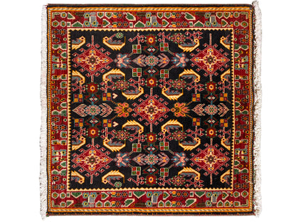 Tapis à motifs ornementaux carrés, noir comme couleur de base, tons rouges, jaunes et verts