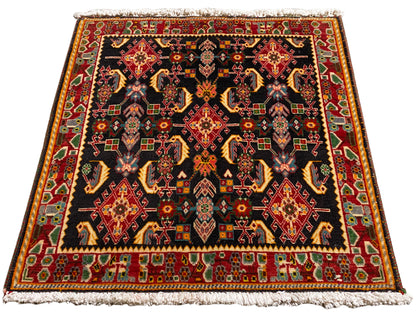 Tapis avec motif Poshti symétrique, fond noir, tons rouges, dorés et verts