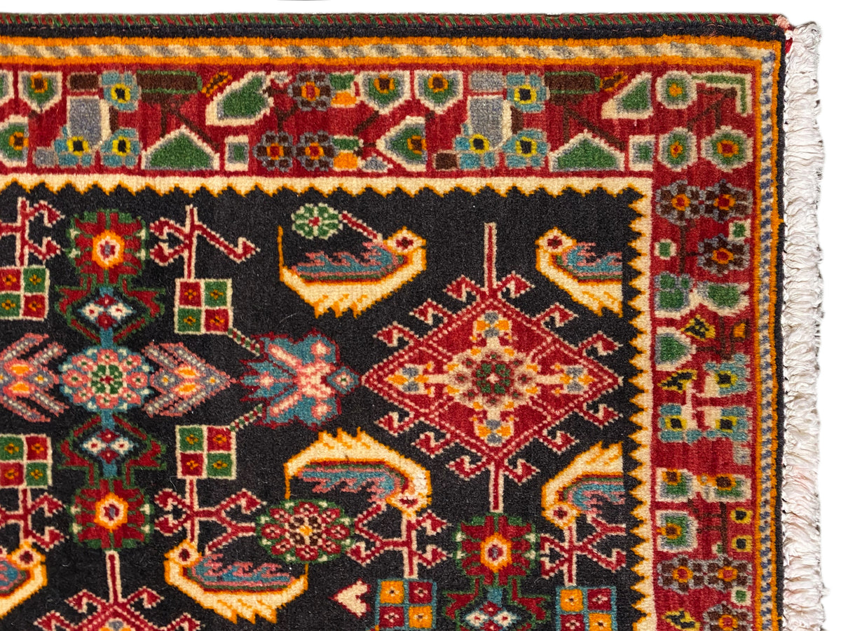 Bord de tapis avec motif de bordure multicolore, noir, avec des zones rouges, vertes et jaunes