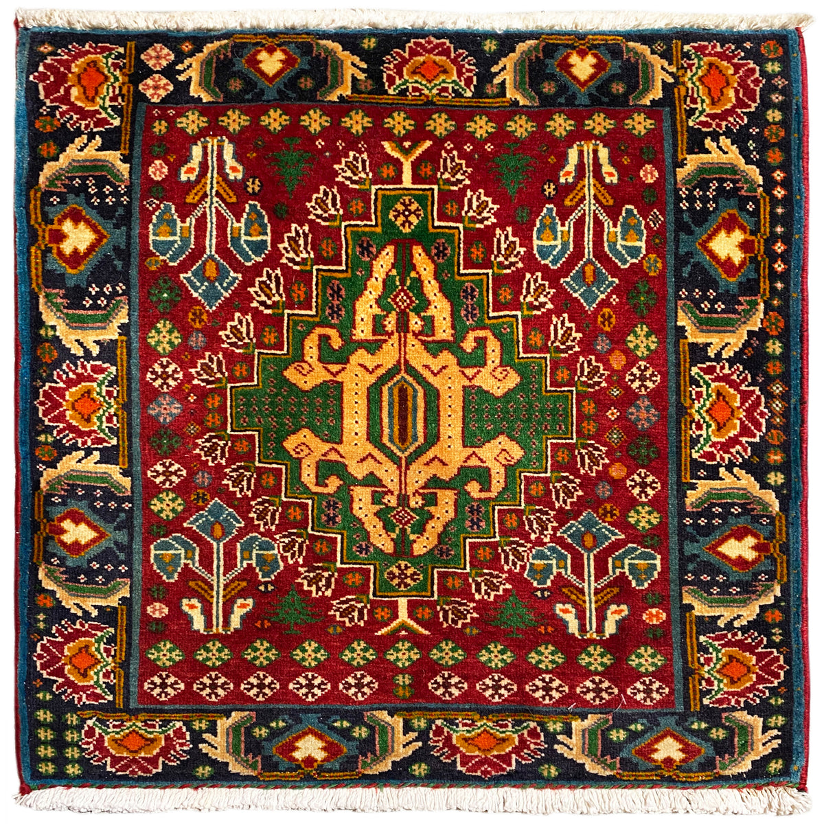 Tapis rectangulaire (67x66 cm) avec médaillon central rouge, ornements multicolores et bordure